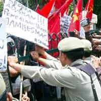 Tuntut Kesehatan dan Pendidikan Gratis, SRMI Geruduk Balai Kota 