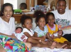 Bocah Kembar Itu Turut Jadi Korban PHK 