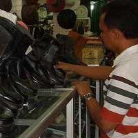 Omset Pengrajin Kulit Naik 300% Saat Libur Panjang