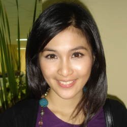 Jadi Penyiar, Sandra Dewi Bangun Subuh