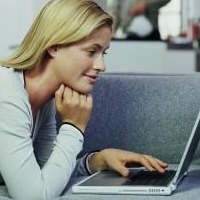 1 dari 4 Wanita Intai Pasangan via Internet