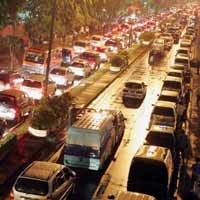 Bus Terperosok, Jalur Kampung Melayu-Dewi Sartika Macet 2 KM