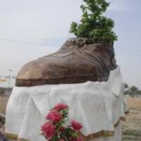 Monumen Sepatu untuk Muntazar Al Zaidi 