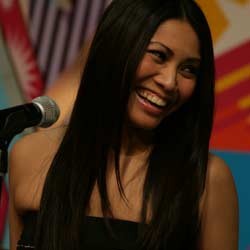 Anggun Yang Seksi dan Energik