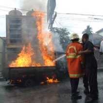 Mobil Isuzu Panther Terbakar, Tol Cikampek Arah Jakarta Macet