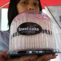 Menyantap Cake Rasa Handuk