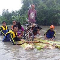 Banjir Meluas, Warga Lumajang Memilih Bertahan di Rumah
