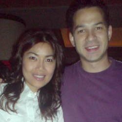 Bantah Akan Cerai, Ari Wibowo Cium Istri