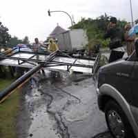 Reklame Roboh Timpa Pengendara Motor