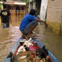 Banjir Jadi Ladang Rezeki Tambahan Bagi Penarik Perahu