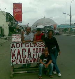 Tukang Pasang Gambar Caleg di Mobil Banjir Order