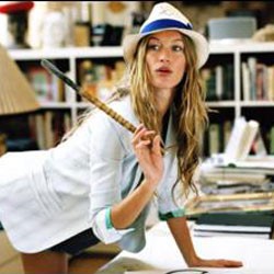 Gisele Bundchen Lawan AIDS Dengan Topless