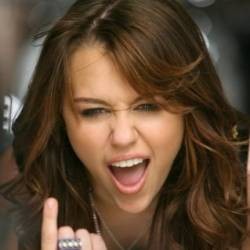 Pura-pura Sipit, Si Hannah Montana Dituduh Rasis