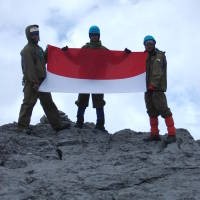 Merah Putih Berkibar di Puncak Idenburg