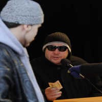 Pria Misterius Bagi-bagikan Uang di New York