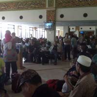 Orang Berjubel di Ruang Tunggu Gate 4 Bandara Juanda