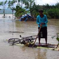 Seminggu Terisolir, Korban Banjir di Tuban Terancam Kelaparan