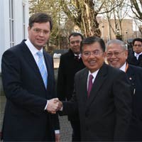 PM Balkende Tinggalkan Brown Demi JK