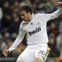 Higuain Antar Madrid Pangkas Jarak