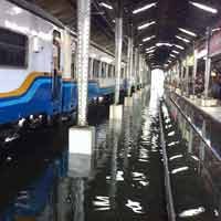 Penumpang KA Belasan Jam Terlunta-lunta di Jalan