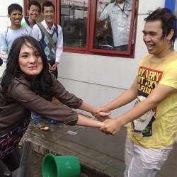 Olga Ultah, Luna Maya Ingin Kasih BlackBerry