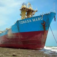 Dihempas Gelombang, MV Tonasa Maru Terdampar di Tuban