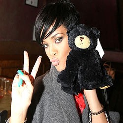 Sempat Dirawat, Rihanna Dikabarkan Batal Konser di Jakarta