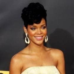 Rihanna Ingin Mudik Pasca Dipukuli Pacar Hingga Luka