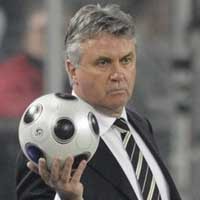 Hiddink Tak Akan ke Chelsea