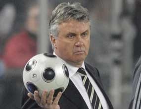 Hiddink Tak Akan ke Chelsea