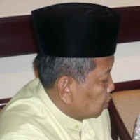 Muqowam Berani Sumpah Pocong Tak Terima Duit