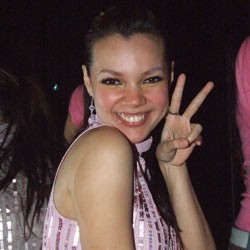 Dewi Sandra Bela Rihanna