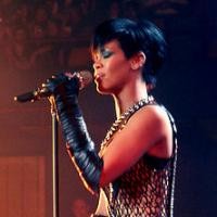 Rihanna Batal Manggung, Axis Nombok Pulsa
