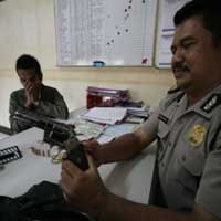 Peras Pembantu, Polisi Gadungan Digulung