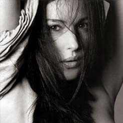 Monica Belluci Pamer Dada di LUomo Che Ama