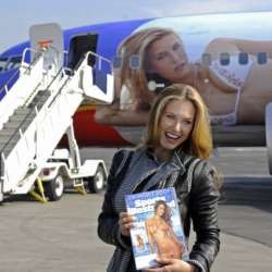 Berbikini, Pacar Leonardo DiCaprio Eksis di Pesawat