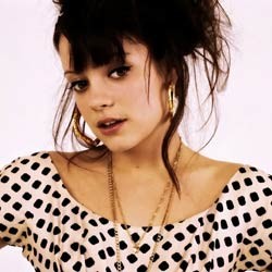 Lily Allen Habiskan Rp 1,7 M Untuk Baju