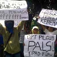 Massa AMPEK Warnai Pelantikan Gubernur Jatim