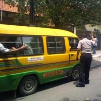 Polisi Halau Massa yang Akan Demo Grahadi