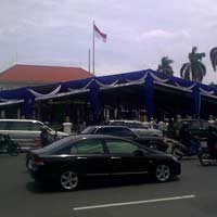 Biru dan Putih Dominasi Warna Tenda di Gedung Grahadi