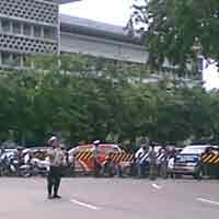 Usai KarSa Dilantik, Depan DPRD Jatim Mendadak Tegang