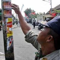 Atribut Caleg dan Parpol di Depok Ditertibkan
