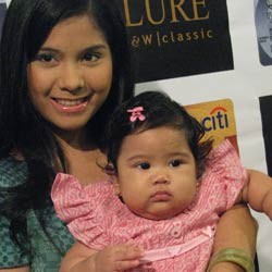 Annisa Pohan Ajak Keluarga Pakai Batik