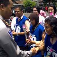 Lulus Uji SIM, Polisi Bagi-bagi Bunga dan Coklat