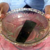 Air Rendaman Batu Petir Sebarkan Bau Harum