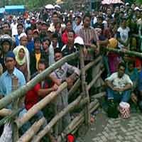 Praktek Ditutup, Ribuan Warga Padati Rumah Dukun Cilik Ponari