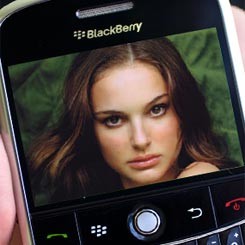 Wah! Beli Blackberry, Bonus Nomor Telepon Artis