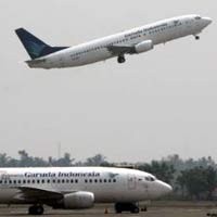 Ratusan Penumpang Garuda Terlantar di Bandara