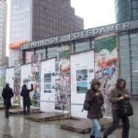 Tembok Berlin, dari Grafiti Sampai Permen Karet