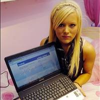 Pajang Foto Vulgar, Model Dicekal Facebook